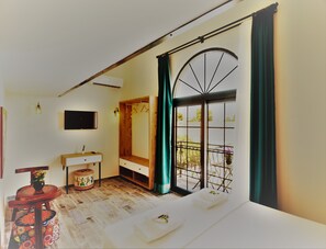 Deluxe Quadruple Room | Laptop workspace, free WiFi, bed sheets