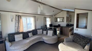 Cabin | Living room | 30-inch TV with digital channels, fireplace