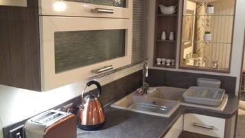 Cabin | Private kitchen | Fridge, microwave, oven, stovetop