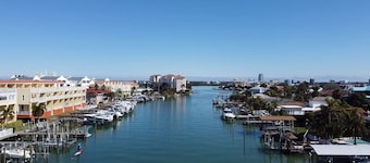 Anchors UP #3; WALK to Beach/Bars/Dining