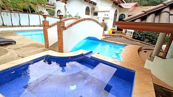 2 piscines extérieures