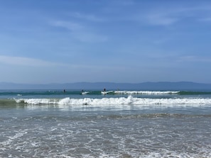 Sur la plage, chaise longue, serviettes de plage