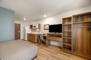 Desk, bed sheets - WoodSpring Suites Orlando I-4 & Convention Center (Orlando)