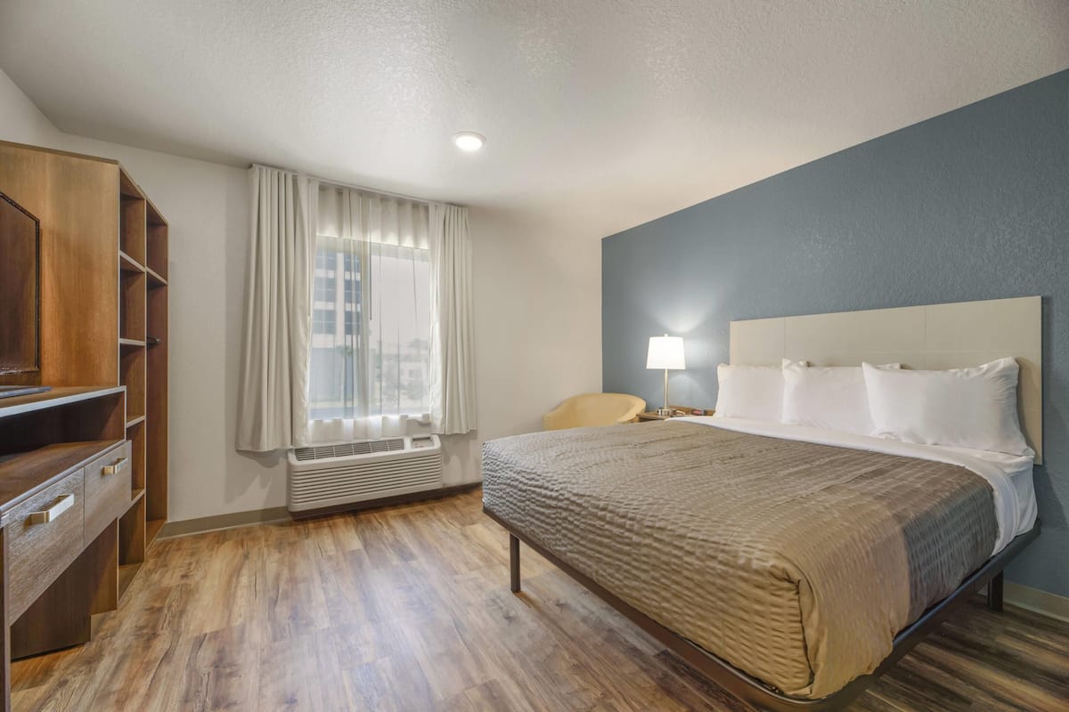 Standard Room, 1 Queen Bed, Non Smoking | Desk, bed sheets