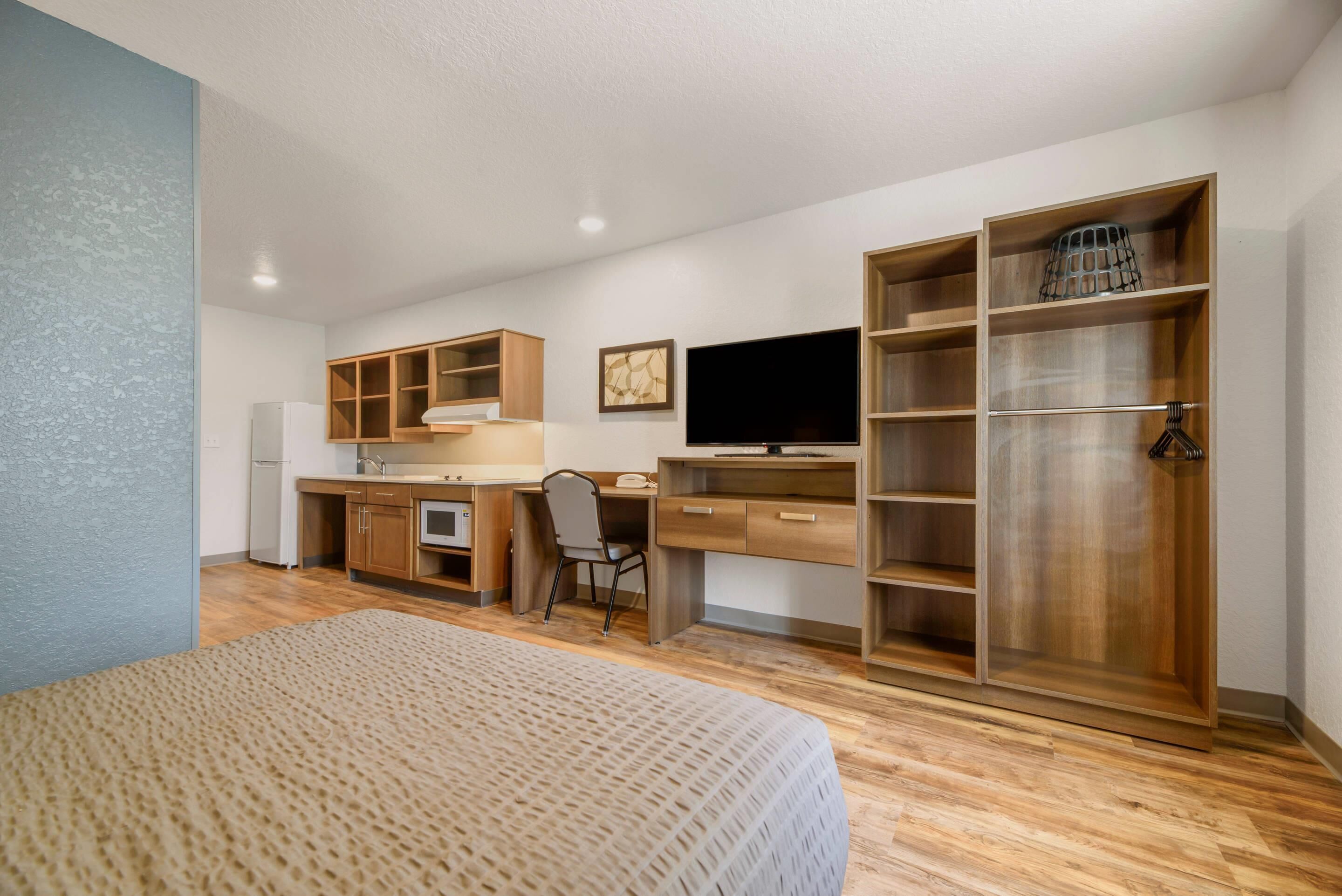 1 bedroom, desk, bed sheets