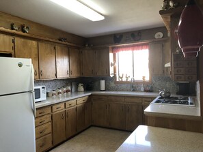 Réfrigérateur, four à micro-ondes, un four, surface de cuisson