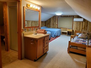 4 chambres, bureau, fer et planche à repasser, lit de bébé portatif