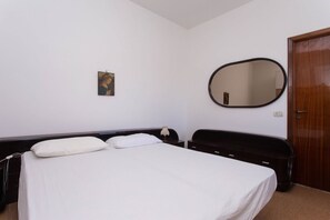 2 bedrooms, bed sheets - S242 - Sirolo, three-room apartment in the central area (Sirolo)