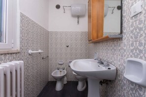 Dusche, Bidet, Handtücher