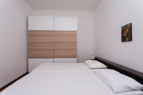 2 bedrooms, bed sheets