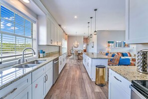 Kylskåp, mikrovågsugn, ugn och spishäll