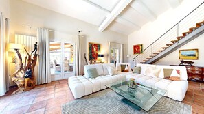 تلفزيون ذكي، مدفأة، مشغل دي في دي، كُتُب