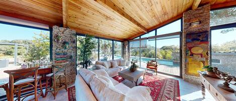 Smart-tv, pejs, dvd-afspiller, bøger