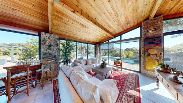 تلفزيون ذكي، مدفأة، مشغل دي في دي، كُتُب