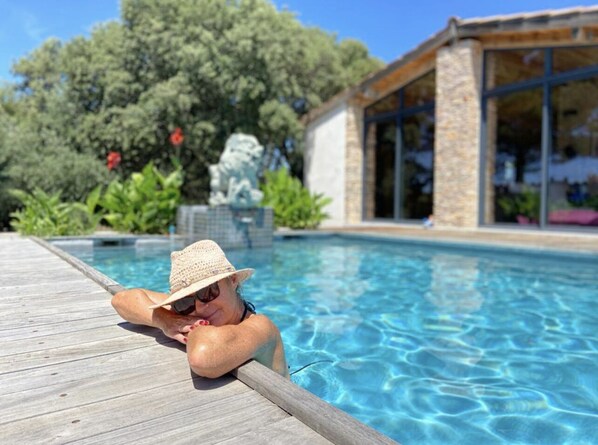 Een buitenzwembad en een verwarmd zwembad