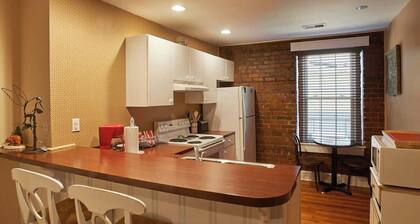 SUNSET kävelylle! YKSI kaksi viehättävää APTS KESKELLÄ Blowing Rock!