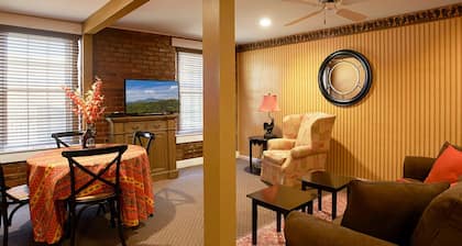 PUESTA DEL PASEO! UNA DE DOS APTS CON ENCANTO EN EL CORAZÓN DE Blowing Rock!