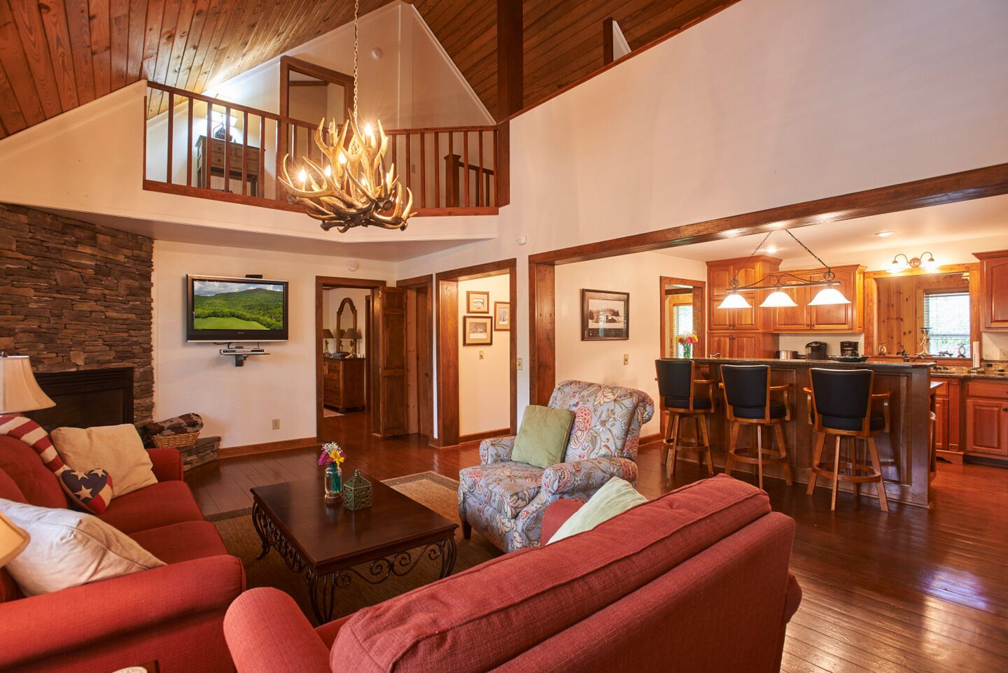 The Rock 4BR/3.5BA Cabin, Gas Log FP, Brand New Hot Tub!!!