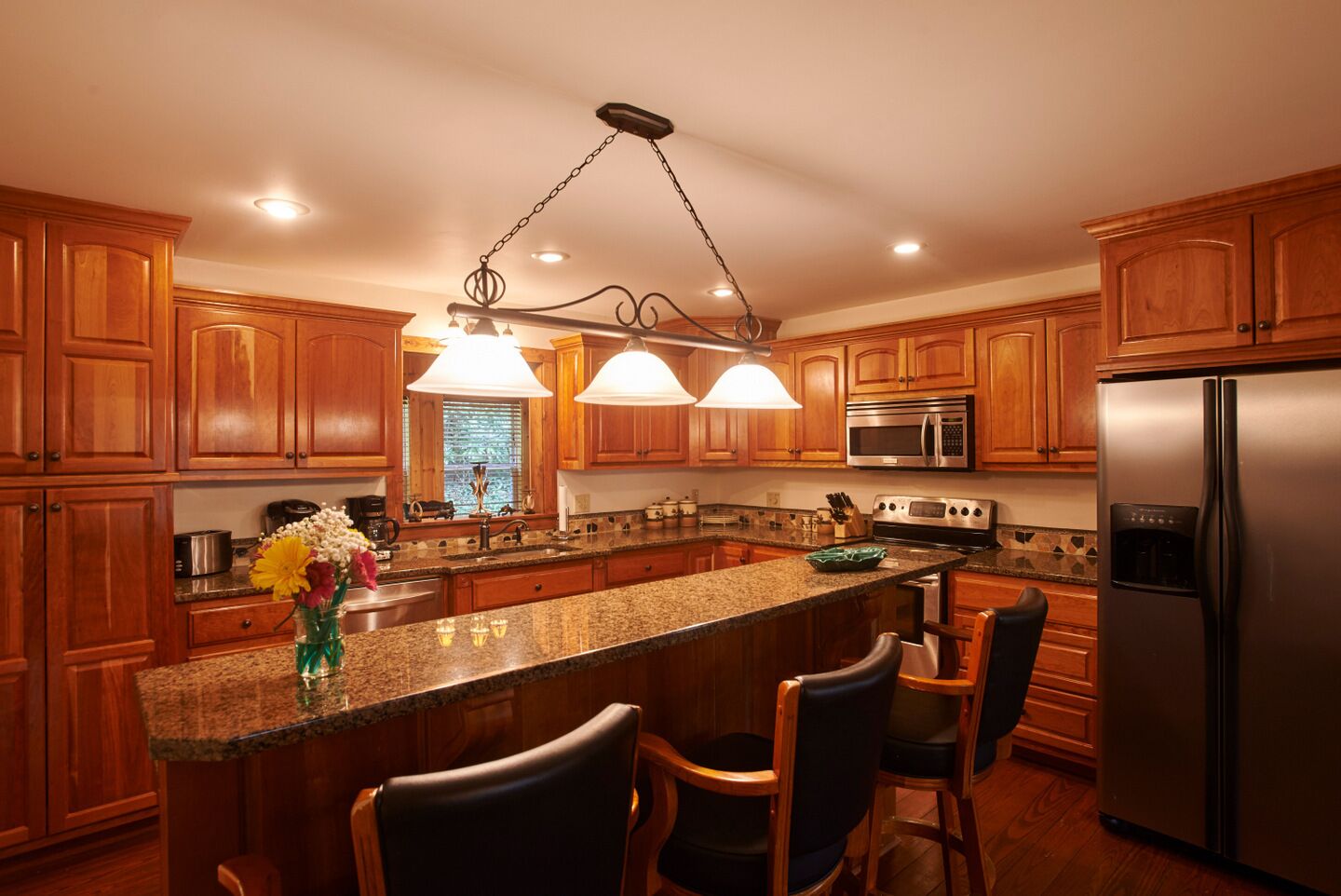 The Rock 4BR/3.5BA Cabin, Gas Log FP, Brand New Hot Tub!!!