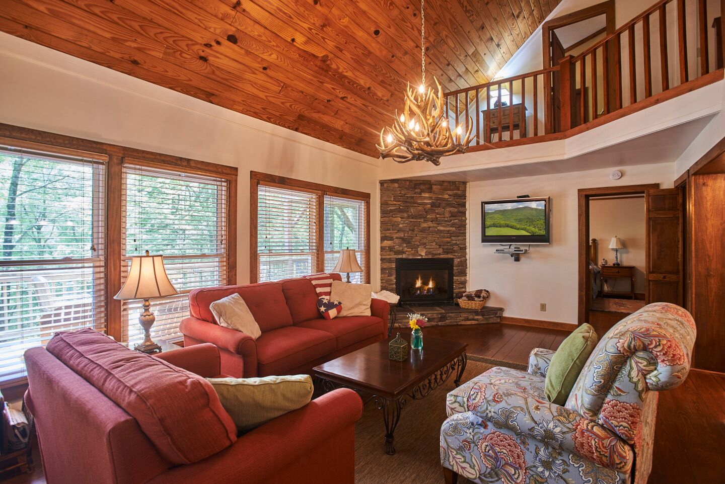 The Rock 4BR/3.5BA Cabin, Gas Log FP, Brand New Hot Tub!!!