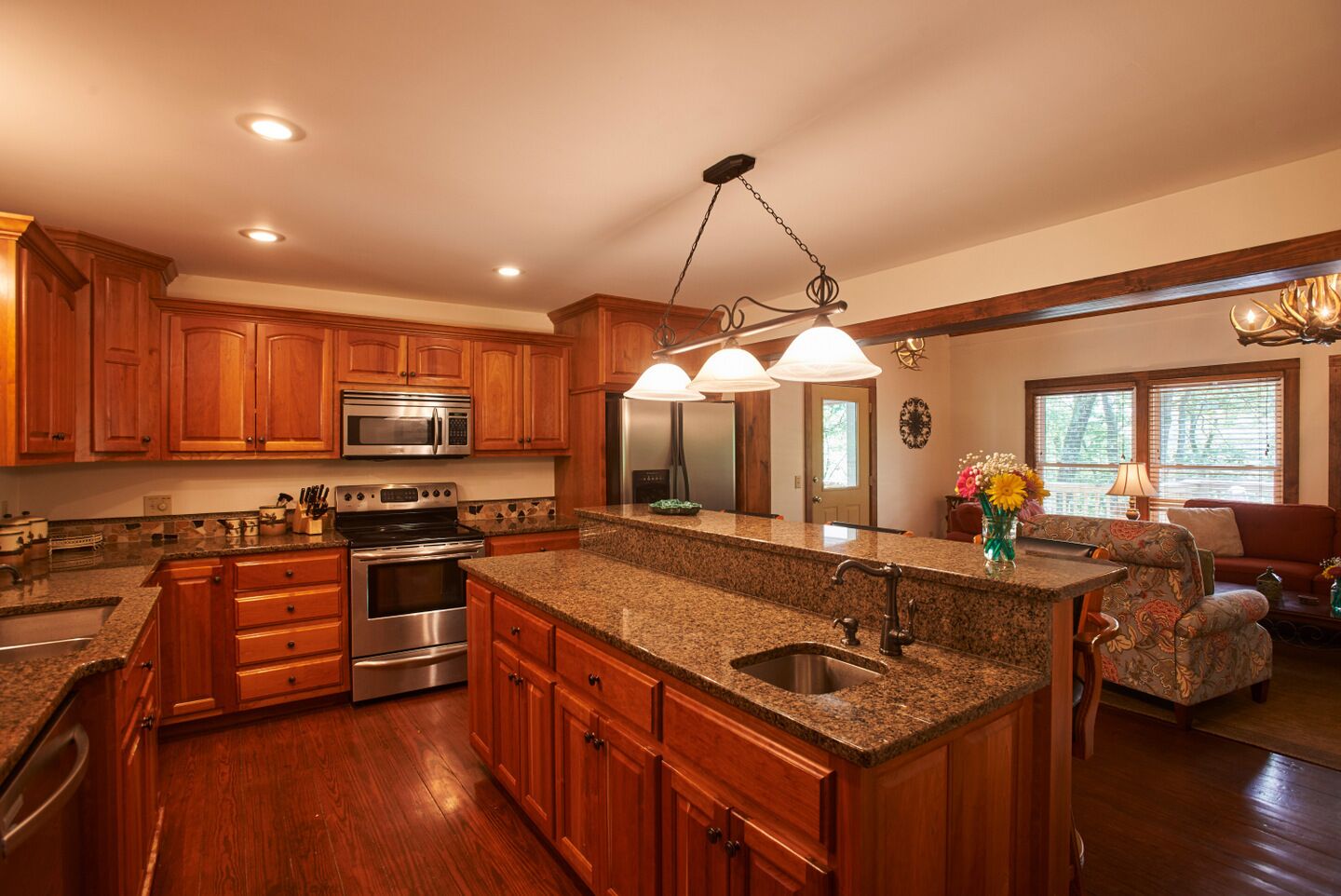 The Rock 4BR/3.5BA Cabin, Gas Log FP, Brand New Hot Tub!!!