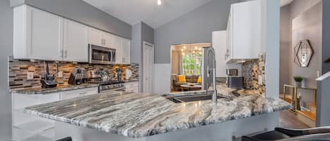 雪櫃、微波爐、焗爐、爐具