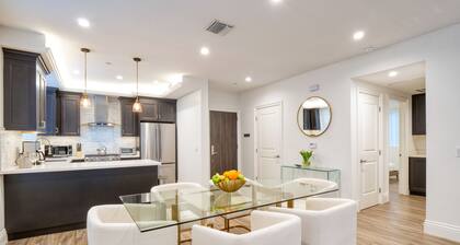 Spaciuos Luxury Condo Beverly Hills Adjacent
