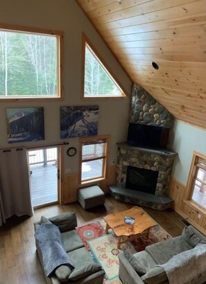 スマートテレビ、暖炉、テーブルサッカー台、卓球台