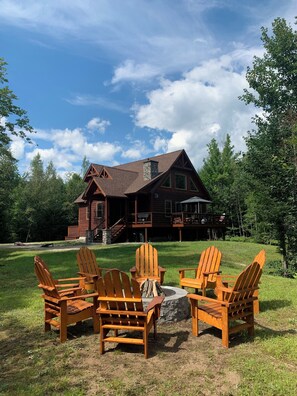 Property grounds - 4bdrm Chalet-close to downtown & outdoor adventure (Bethel)