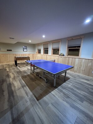 Games room - 4bdrm Chalet-close to downtown & outdoor adventure (Bethel)