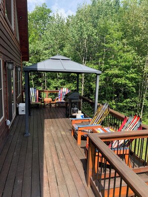 Property grounds - 4bdrm Chalet-close to downtown & outdoor adventure (Bethel)