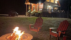 A lodge with a fire pit and outdoor seating. - 4bdrm Chalet-close to downtown & outdoor adventure (Bethel)