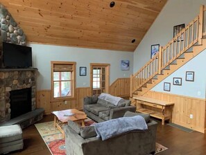 Smart TV, fireplace, table football, ping pong - 4bdrm Chalet-close to downtown & outdoor adventure (Bethel)