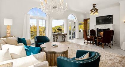 Exquisite pet friendly home, 5 blks from Gondola with stunning views!!