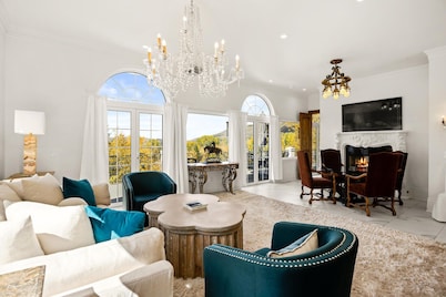 Exquisite pet friendly home, 5 blks from Gondola with stunning views!!