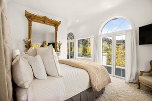 2 bedrooms, desk, iron/ironing board, free WiFi - Exquisite pet friendly home, 5 blks from Gondola with stunning views!! (Aspen)