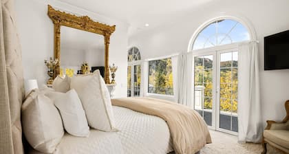 Exquisite pet friendly home, 5 blks from Gondola with stunning views!!