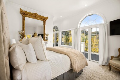 Exquisite pet friendly home, 5 blks from Gondola with stunning views!!