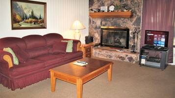 Een televisie en een open haard