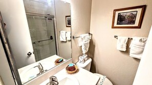 Bañera con ducha, toallas