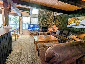 Una televisión, una chimenea