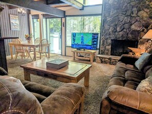 Una televisión, una chimenea