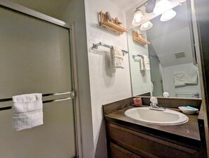 Combined shower/bathtub, towels