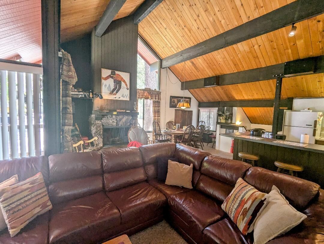 Télévision, cheminée, lecteur de DVD