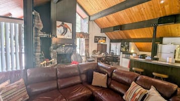 Televisión, chimenea y reproductor de DVD