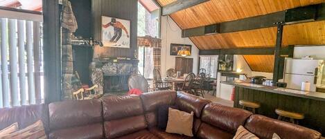 Televisie, een open haard en een dvd-speler