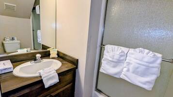 Combined shower/tub, towels