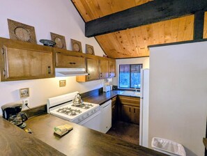 Fridge, microwave, oven, stovetop - Mountain Townhouse with Forest Views – Walk to the Lifts! (Big Bear Lake)