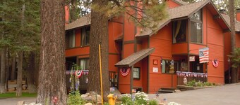 Mountain Townhouse with Forest Views, Walk to the Lifts!