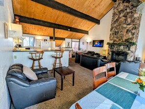 Fernseher, Kamin, DVD-Player